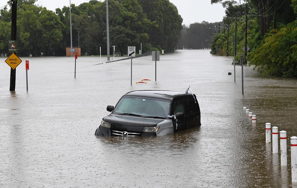 洪水淹没道路车辆
