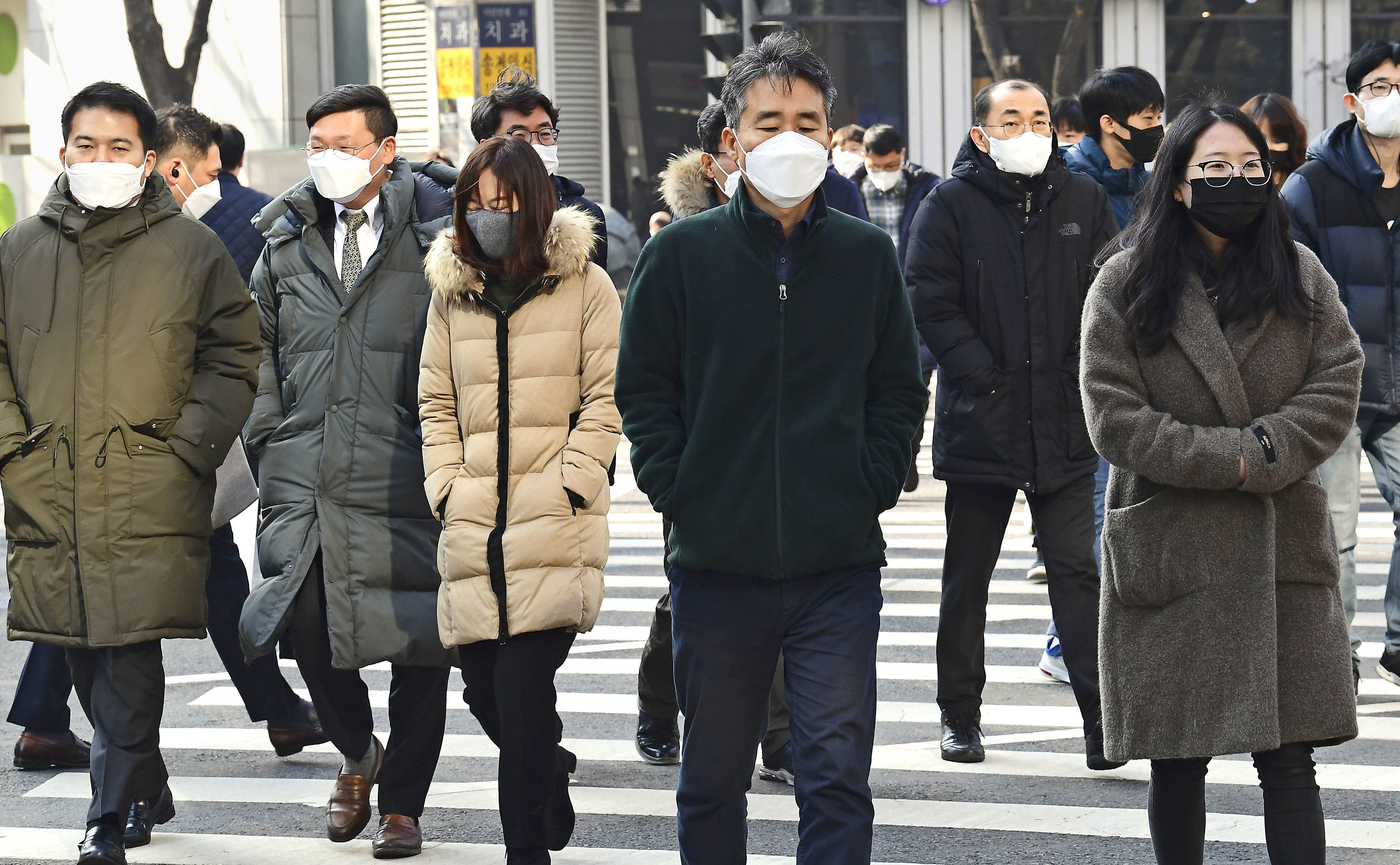 韩国街头戴口罩的民众