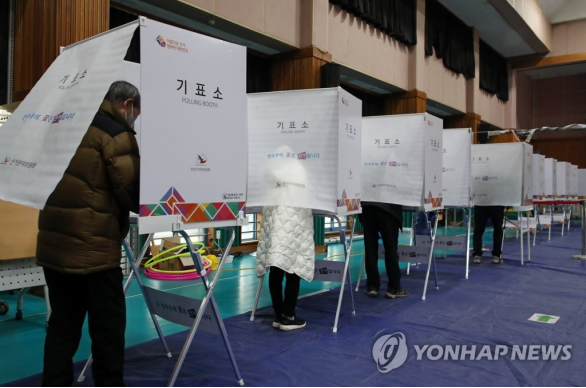 资料图：3月4日，在设于光州市西区一小学的缺席投票站，韩国选民参加投票。