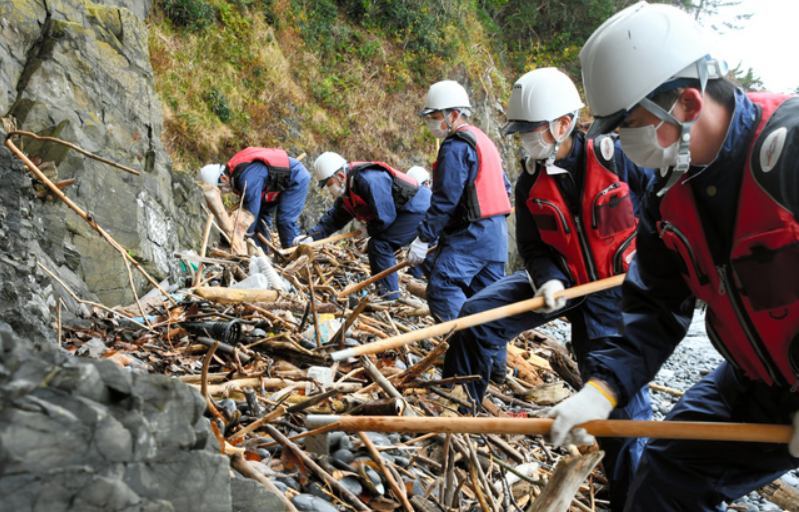 日本警方开展3.11地震搜索工作（图片来自《朝日新闻》推特）