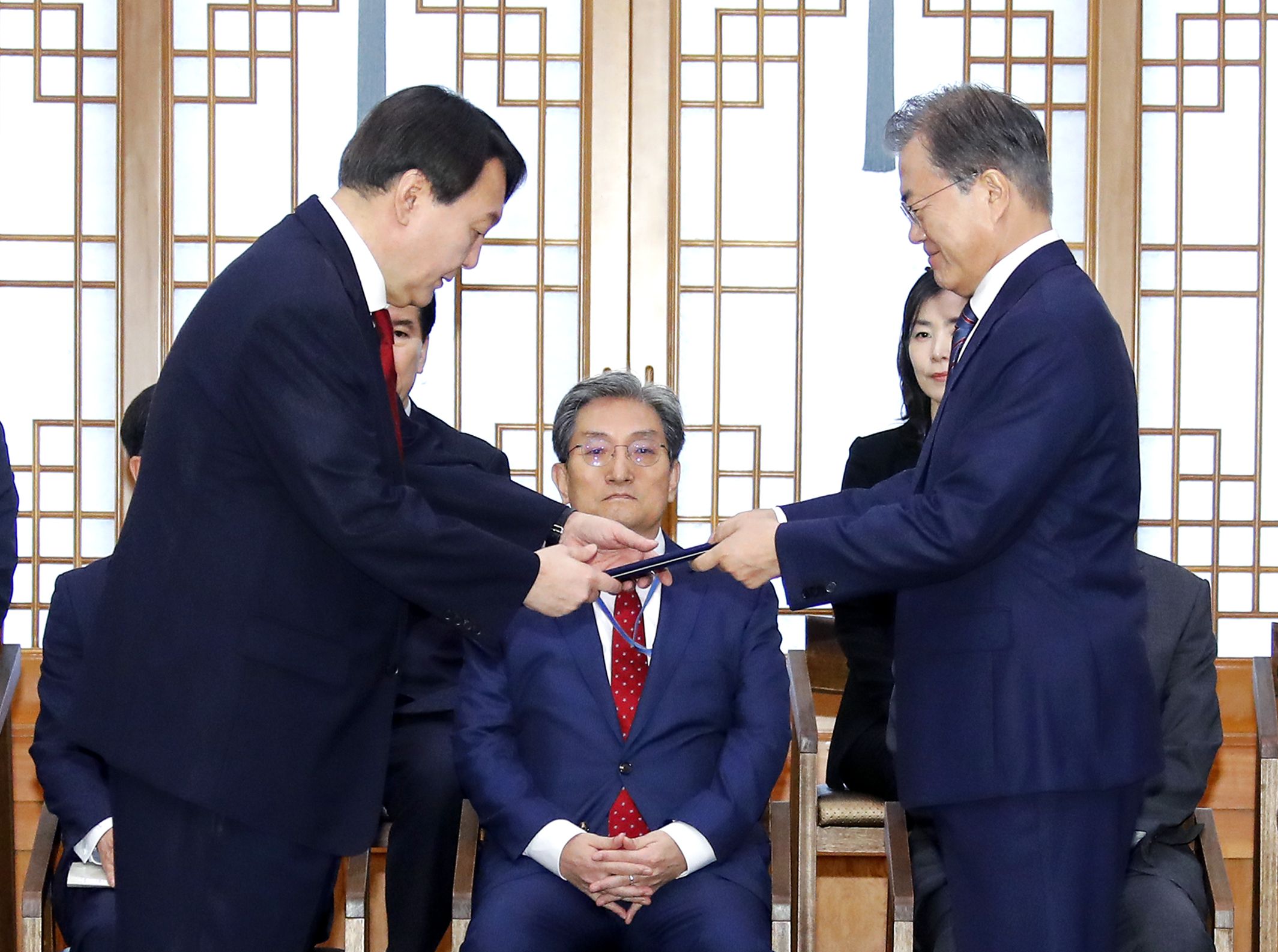 2019年，文在寅任命尹锡悦为检察总长。