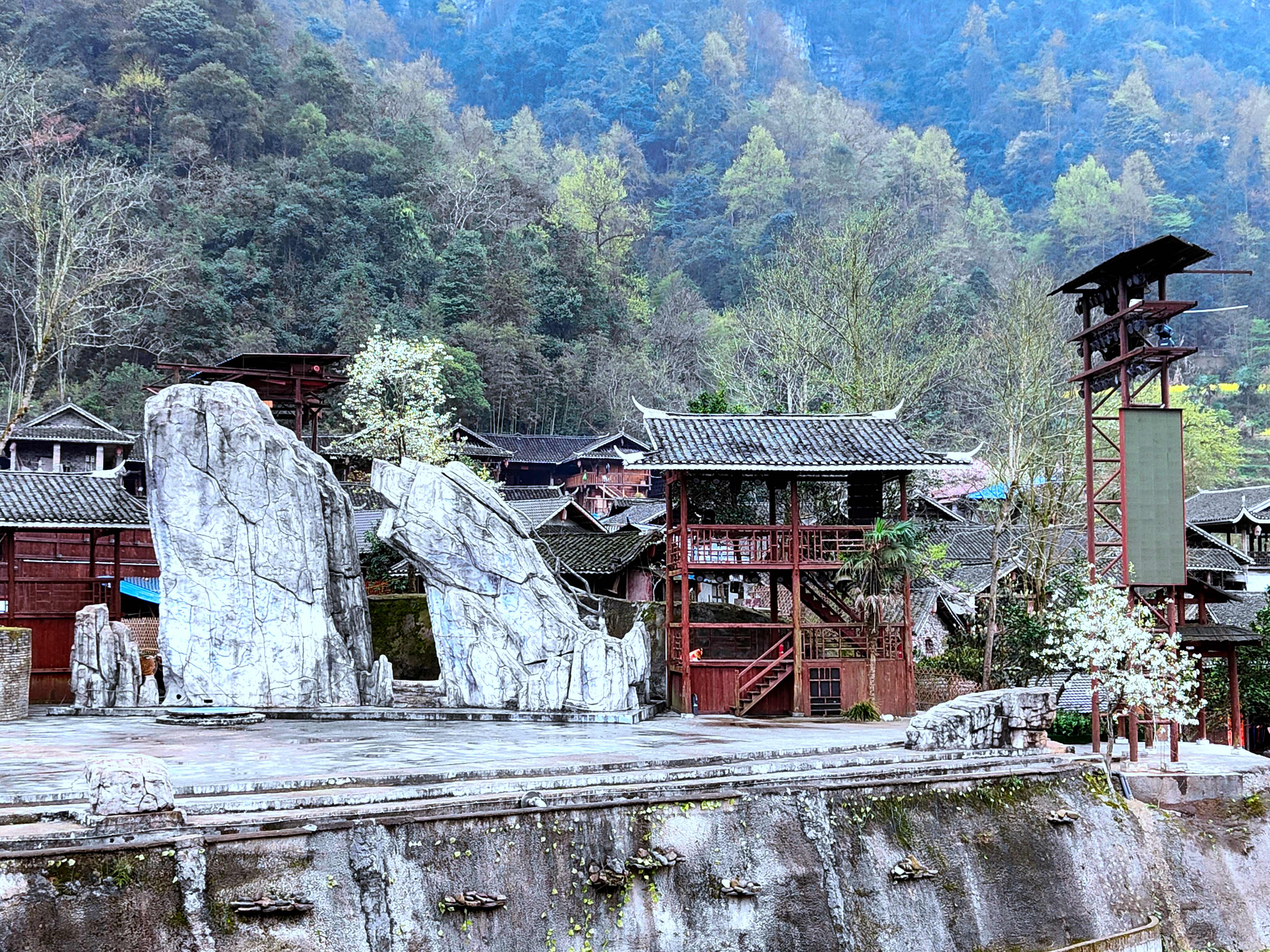 雨中慢步并细细品味借母溪村寨,记者用手机拍摄记录下了历史残存的