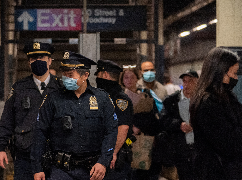 纽约布鲁克林地铁站发生枪击事件后，警察在时代广场车站加强巡逻。（资料图）