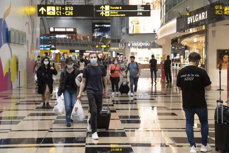 旅客抵达新加坡樟宜机场后无需隔离。（彭博社报道截图）
