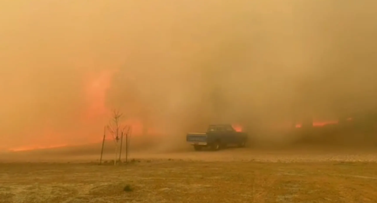 美国亚利桑那州北部一场山火正在快速蔓延。