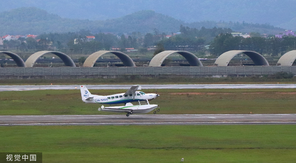 塞斯纳飞机在越南河内内排国际机场起飞。（资料图）