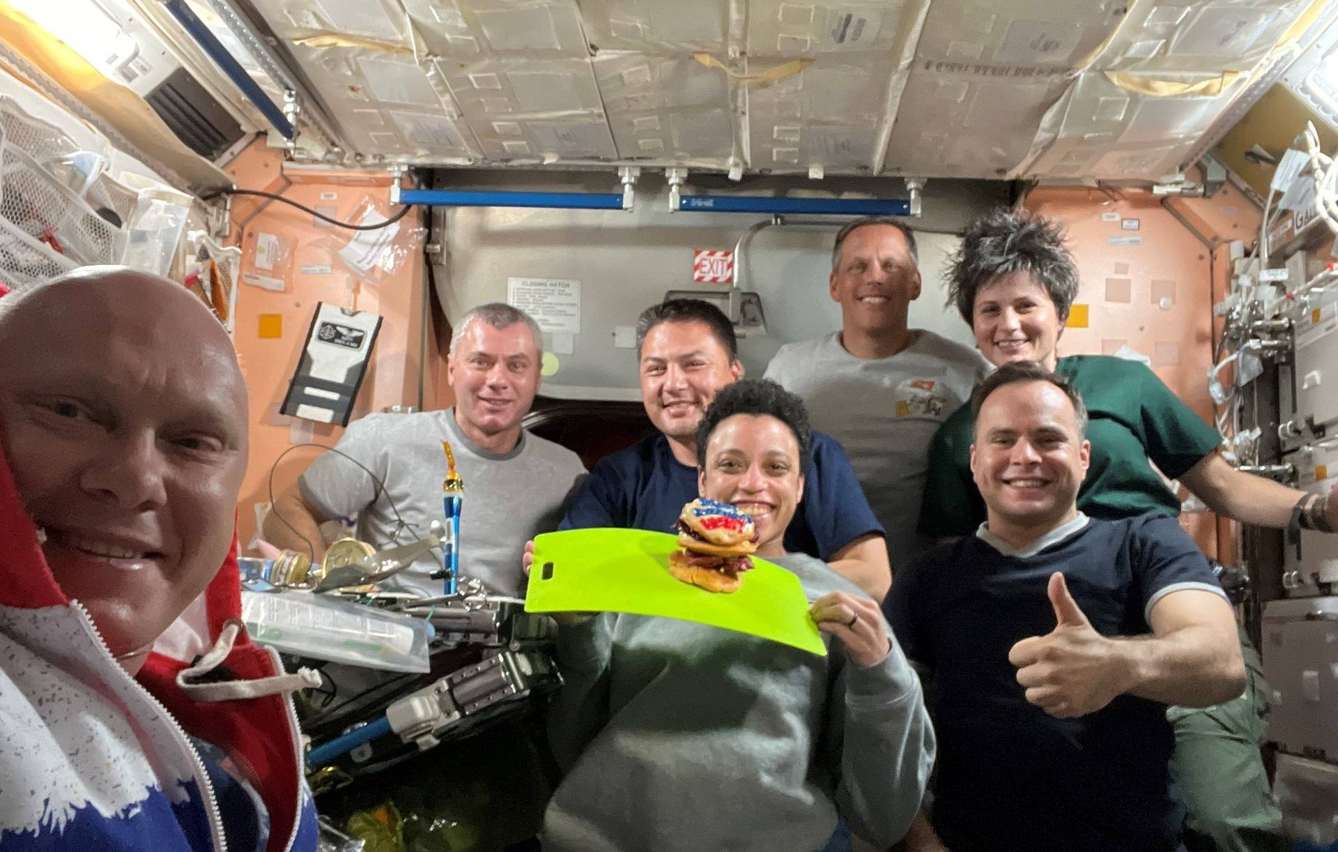 国际空间站宇航员共同为美国宇航员庆祝生日（俄罗斯塔斯社）