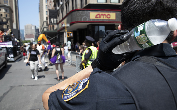 曼哈顿街头执勤的警察用结冰的水瓶为身体降温。(资料图)