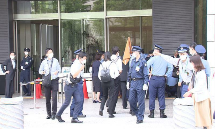 日本男子突然向众议院第一议员会馆门上泼墨，引发骚乱（日本富士电视台）