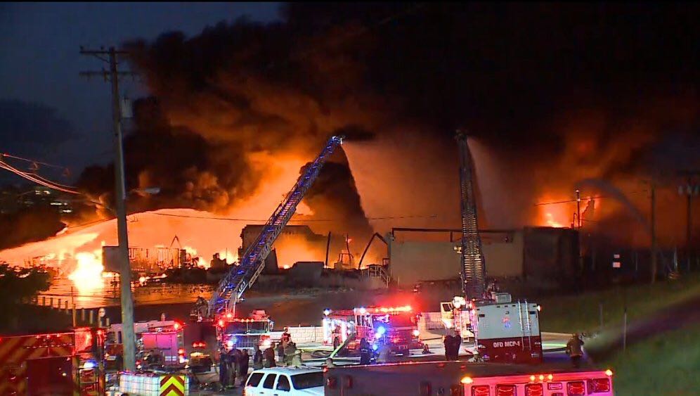 美国一化工厂燃起大火 （图源：美国福克斯新闻）
