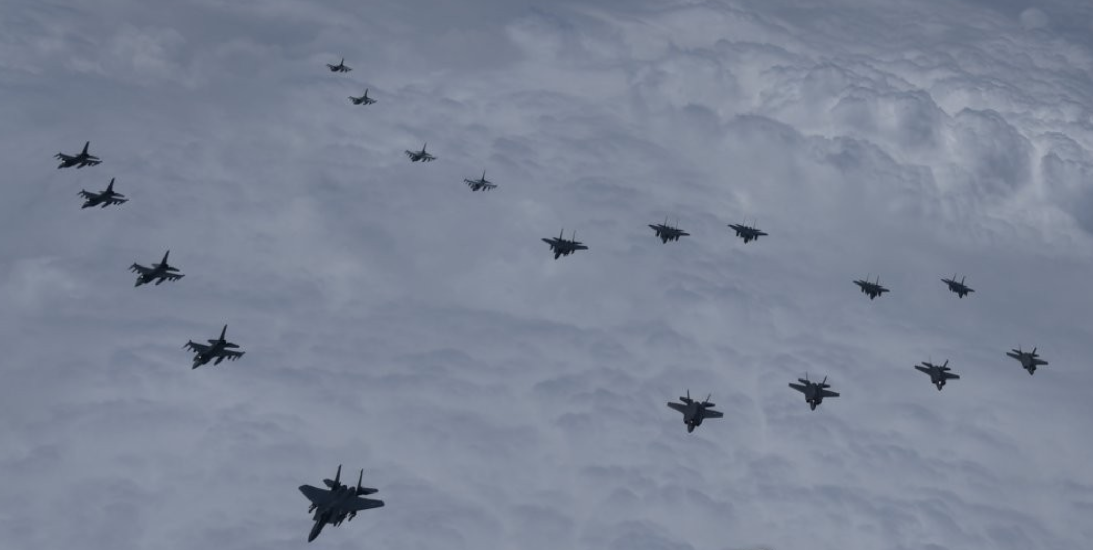 韩美7日出动20架战机，进行携弹飞行。（韩国联合参谋本部）