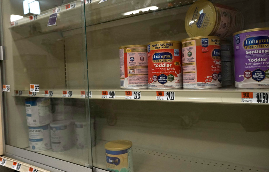 美国超市货架上的一些婴幼儿配方奶粉。（资料图）