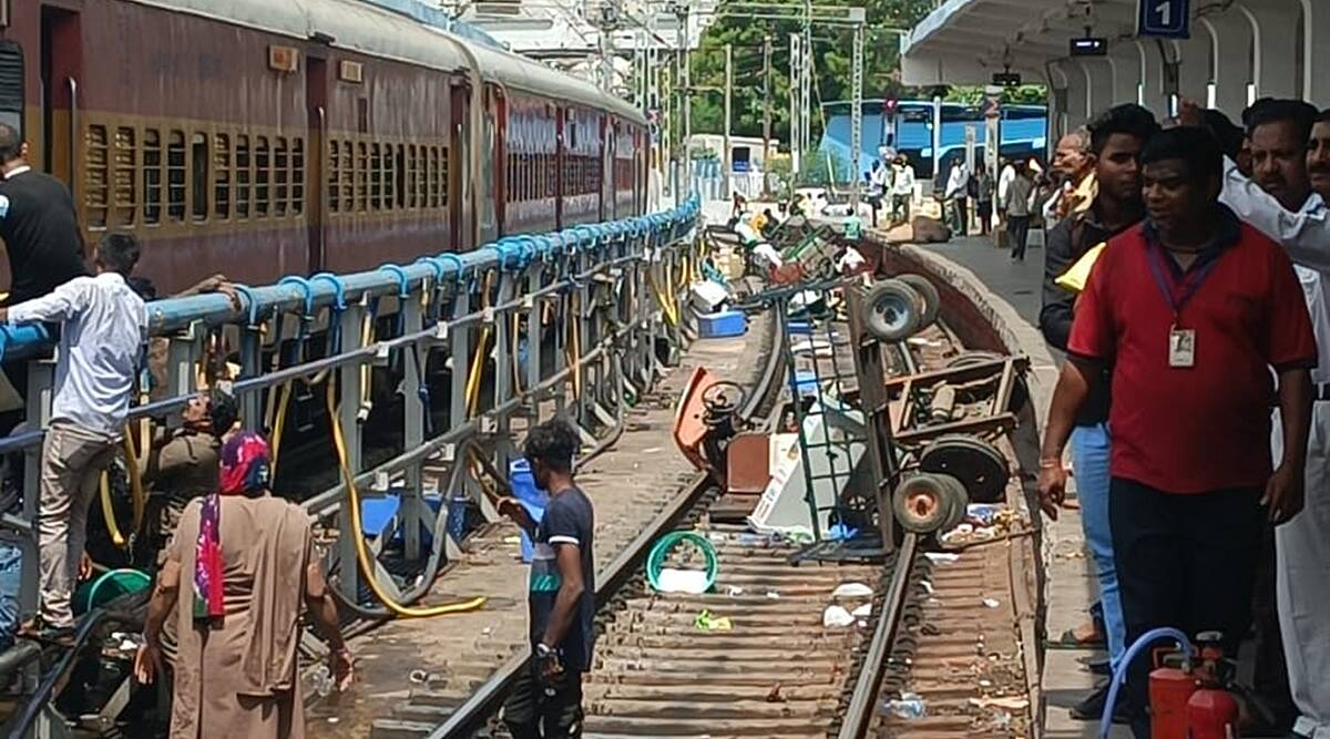 印度特伦甘地邦抗议者围堵铁道（图源：《印度快报》）