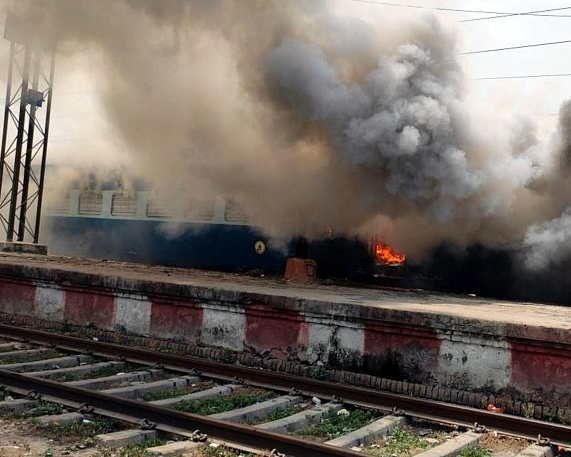 当地时间16日，印度恰普拉，抗议者点燃了一节火车车厢。