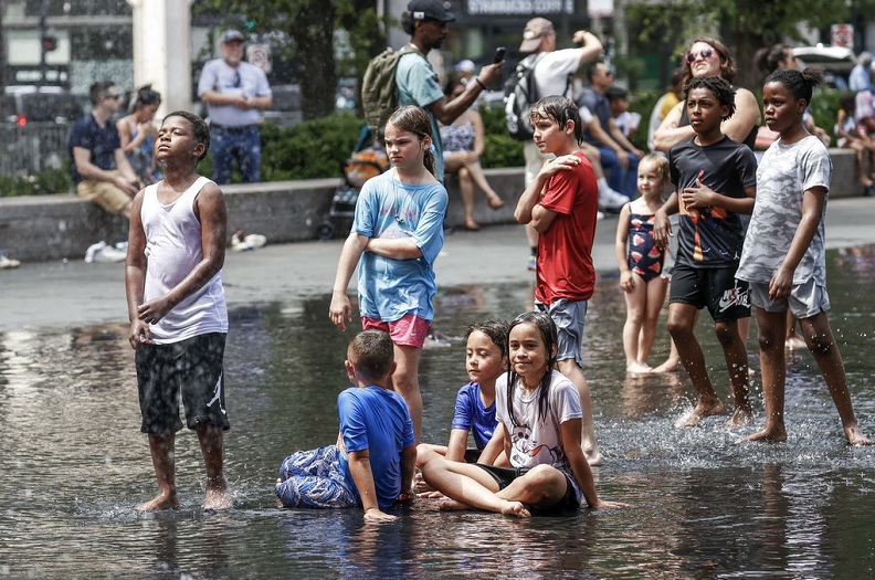 美国遭遇高温热浪，民众在皇冠喷泉戏水消暑（资料图）