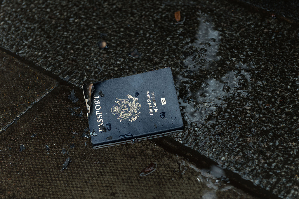 当地时间2017年2月4日，英国伦敦，地上的一本被烧了个角的美国护照。