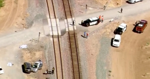 美国加州一列火车与轿车相撞（图源：美国加利福尼亚州电视台）