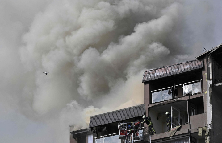 乌克兰基辅遭导弹打击，当地建筑浓烟滚滚。（资料图）