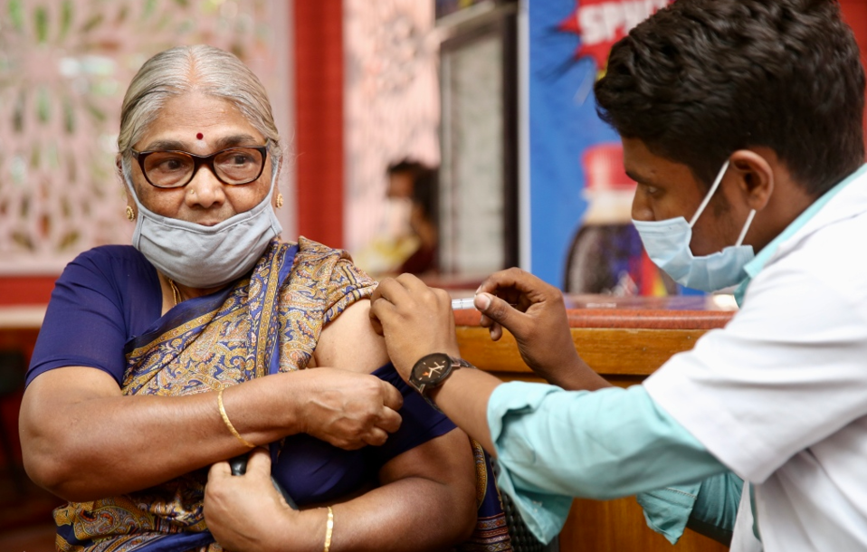 印度民众接种新冠疫苗（资料图）