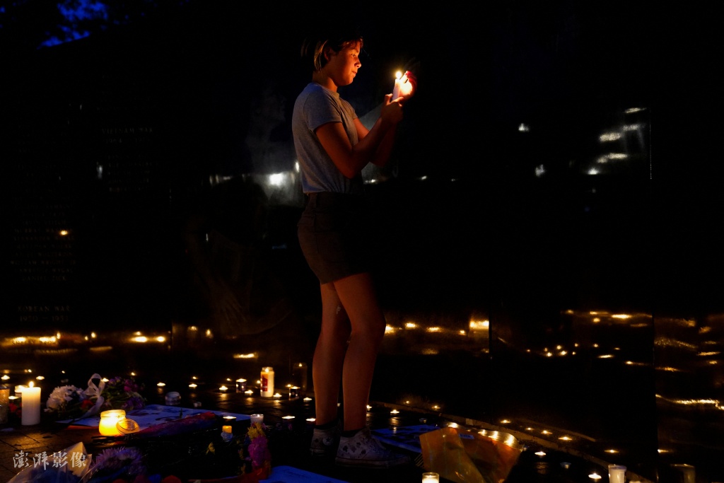 7月5日，美国海兰帕克市，民众点蜡烛，悼念枪击案受害者。