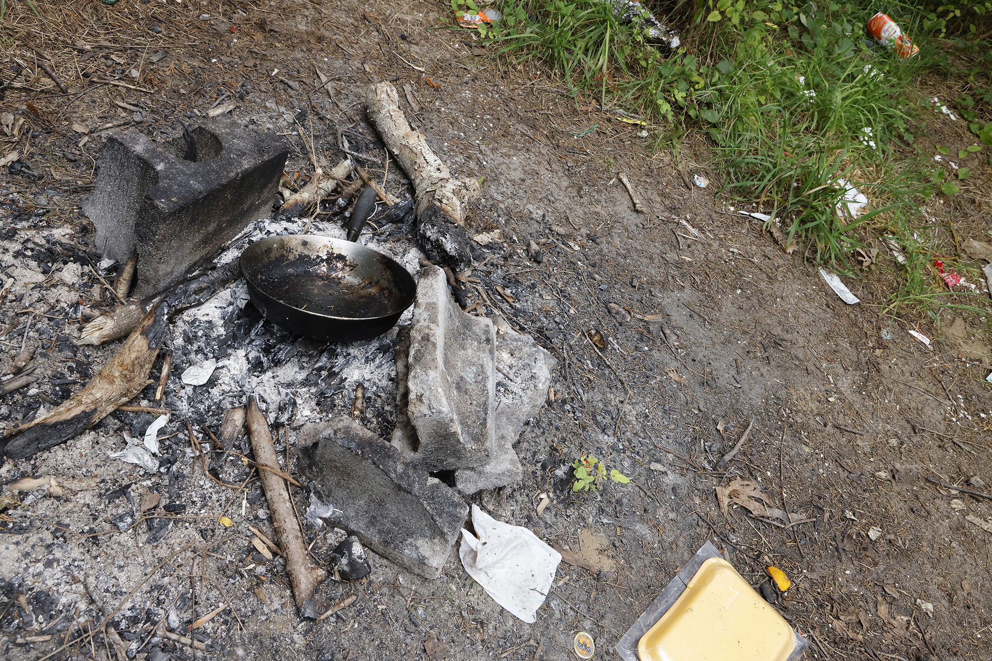 移民营的露天做饭火坑。