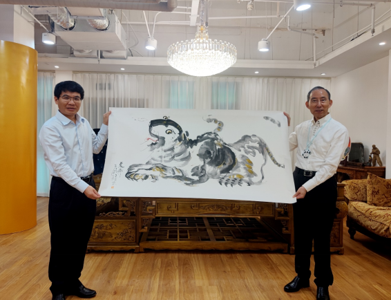 中国国际文化传播中心执行主席龙宇翔与重庆市铜梁区书记谭庆会谈402.png