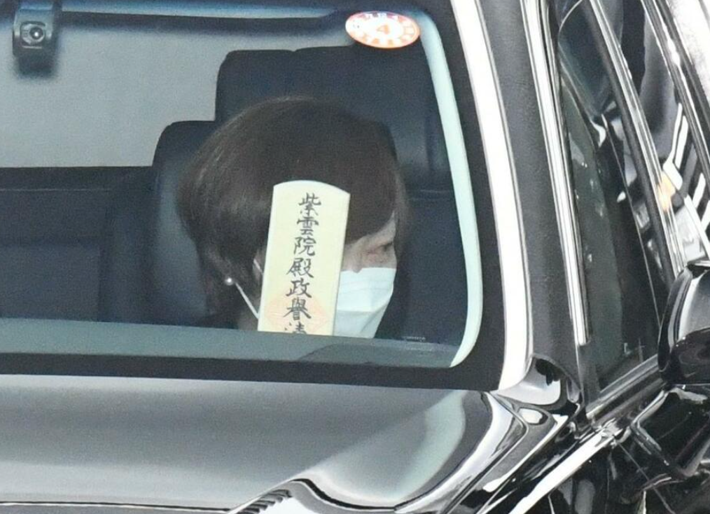 安倍夫人昭惠在灵车副驾驶位（日媒《DAILY》）