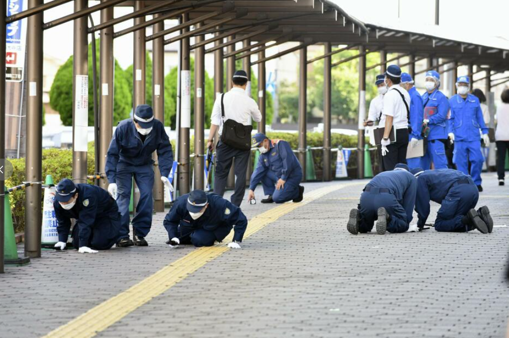 日本警方在犯罪现场调查（共同社）