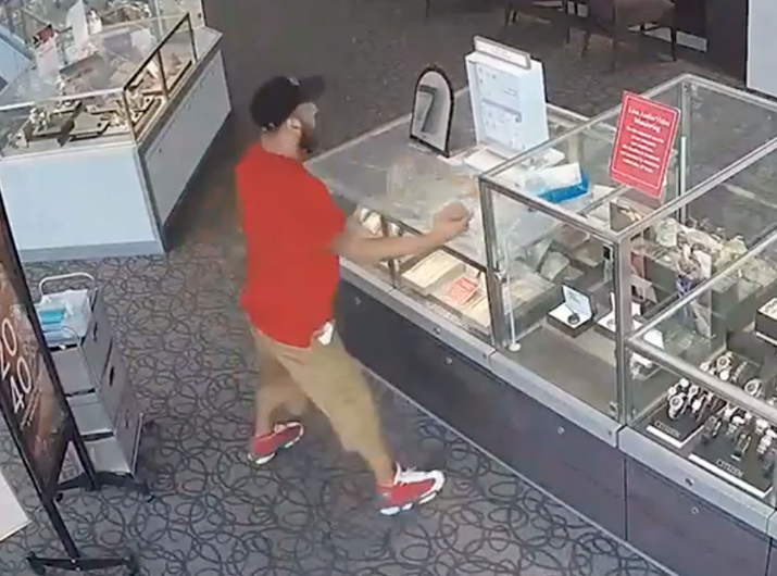 美国一名男子用砖头多次猛砸珠宝柜（视频截图）