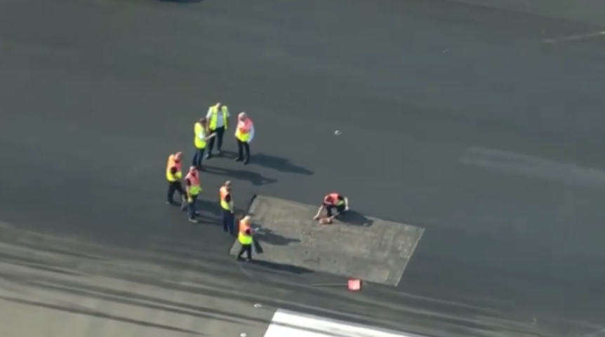 英国工人对机场跑道进行维修（视频截图）