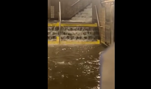纽约市地铁站内遭大量积水涌入（视频截图）
