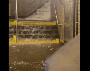 美国纽约等地遭强降雨侵袭：地铁站内现“瀑布” 路上汽车被淹