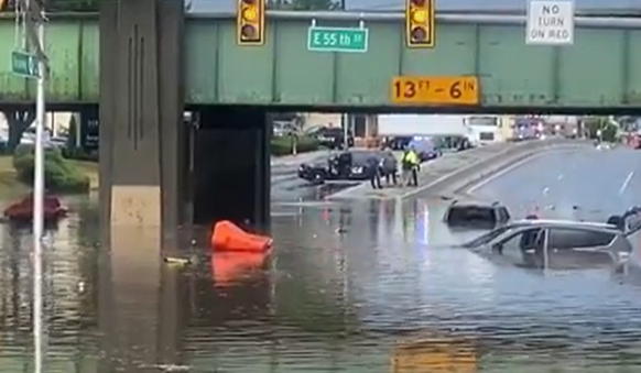 在新泽西州，街道上有汽车几乎被雨水淹没（视频截图）