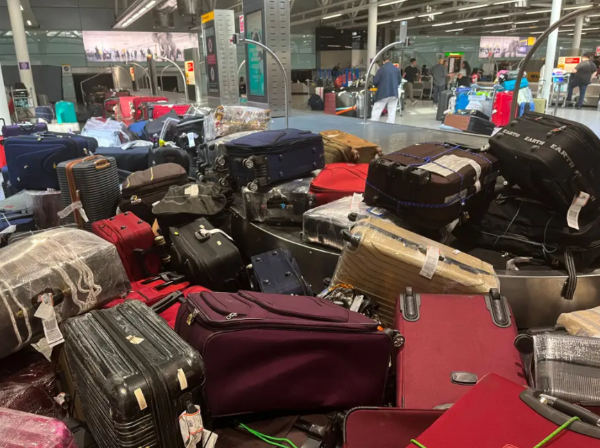 伦敦希思罗机场无人认领的行李。（资料图）