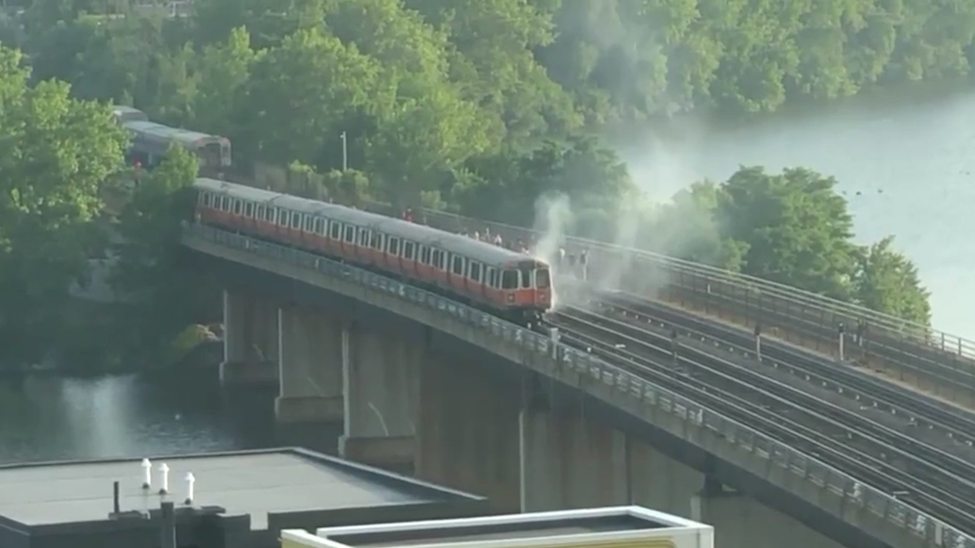 美国一列车起火乘客爬窗跳河 现场曝光：车身被大火浓烟吞没