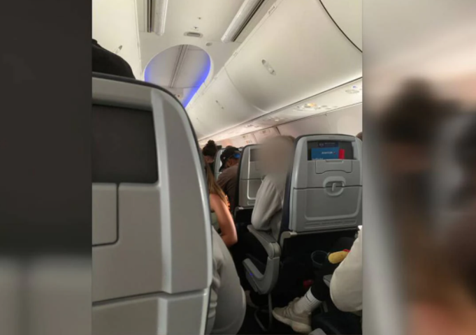 美国航空公司一家航班上的乘客在机上苦等6小时（视频截图）