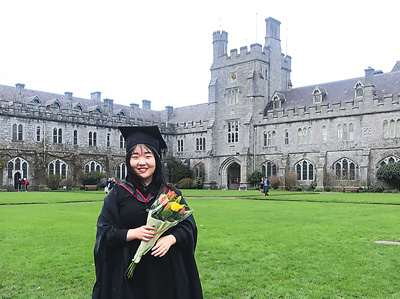 王艺晨在爱尔兰科克大学硕士毕业时留影。