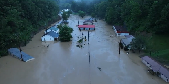 美国肯塔基州发生严重洪水。（社交媒体视频截图）
