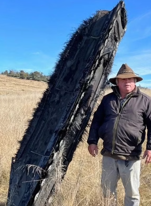 澳大利亚农民米克·迈纳斯与碎片合影（社交媒体截图）