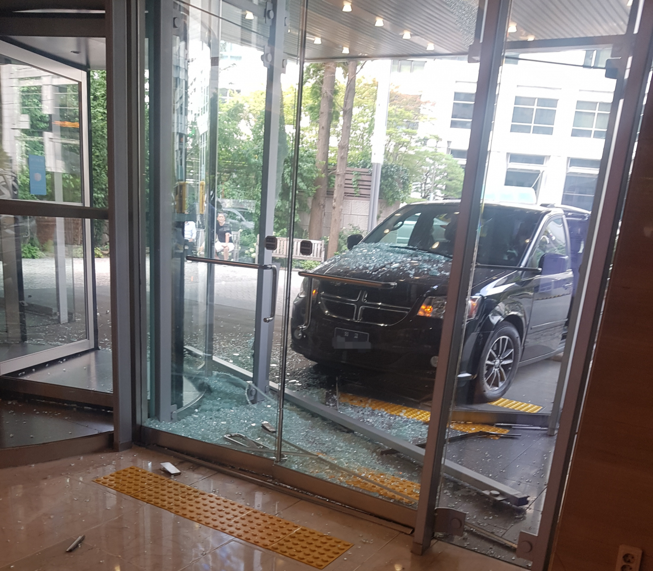 突发！美国驻韩大使馆车辆出车祸：撞上大楼 玻璃门碎一地