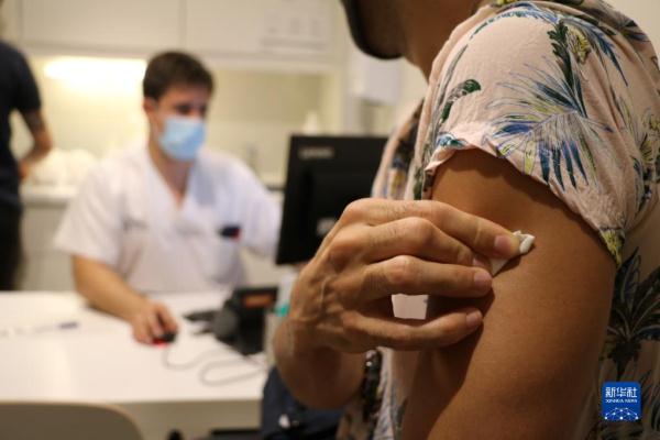 民众在西班牙一家诊所内接种猴痘疫苗（新华社）