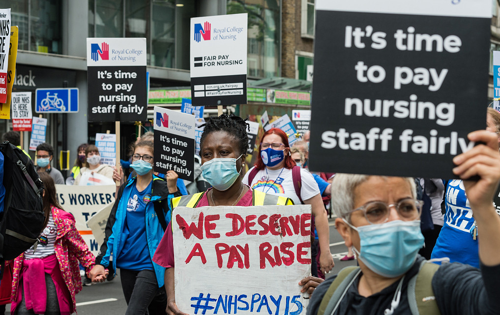 资料图：伦敦医护人员游行抗议薪资不公。