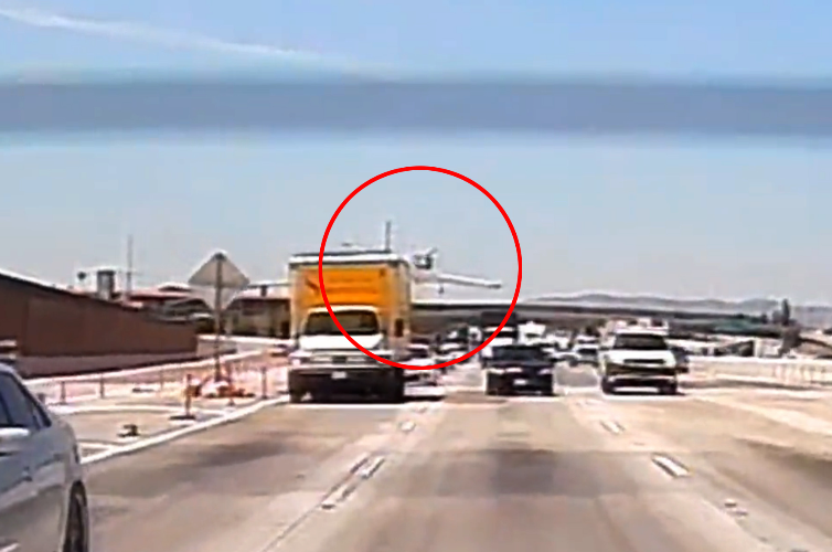 一架小型飞机在美国加州高速公路上迫降。（视频画面截图）