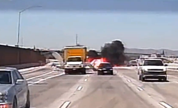 一架小型飞机在美国加州高速公路上迫降并起火。（视频画面截图）