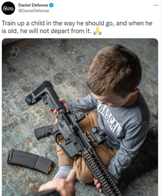 美国军火商发布的AR-15系列步枪广告，用儿童做模特。
