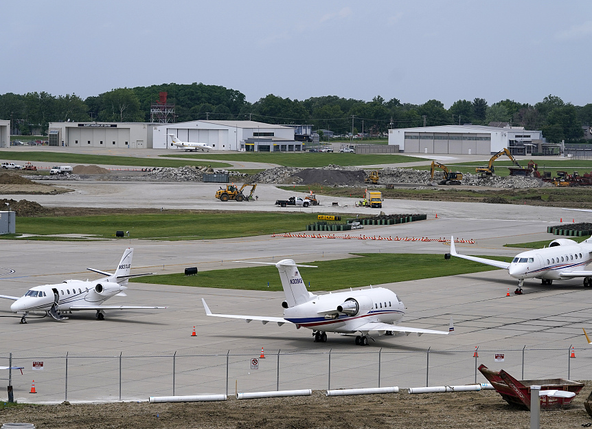 美国艾奥瓦州得梅因，飞机停在机场的停机坪上。（资料图）