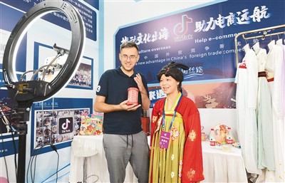 图为在郑州经开区E贸易博览交易中心的跨境电商直播展区，中外主播通过TikTok向海外受众介绍河南博物院的文创产品。