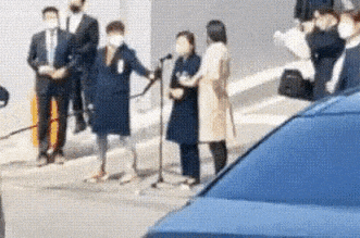 3月24日，朴槿惠被扔酒瓶，女保镖飞身一跃。（资料图）