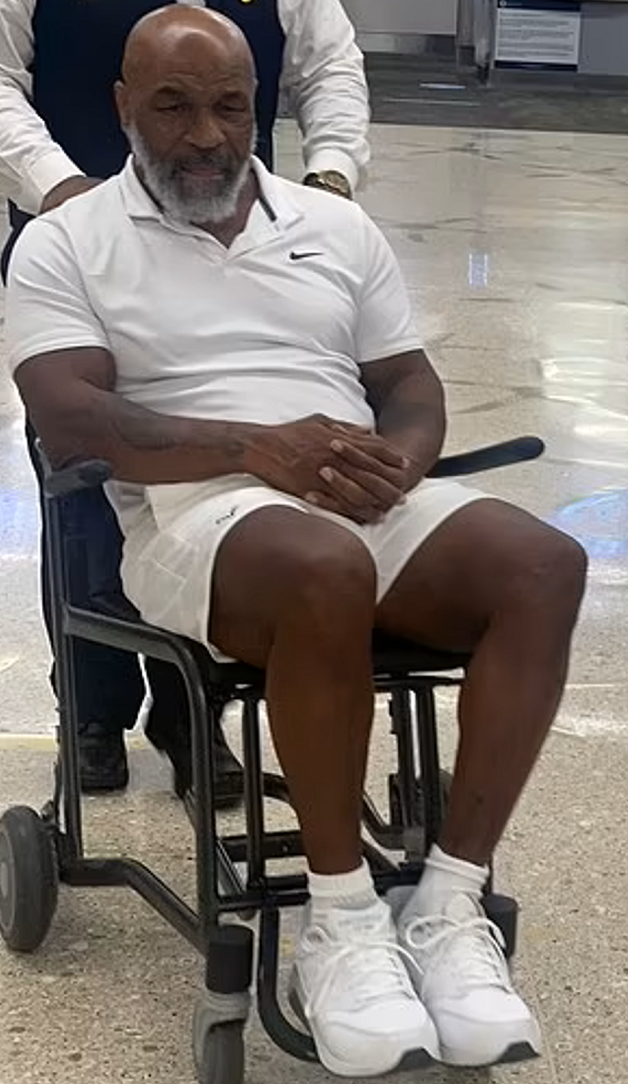 泰森8月16日现身机场，坐在轮椅上。（《每日邮报》）