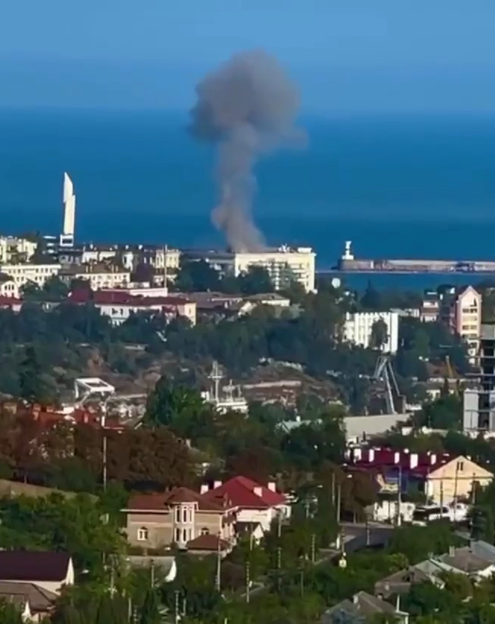 無人機被擊落後，墜機地點冒起濃煙（俄羅斯《消息報》）